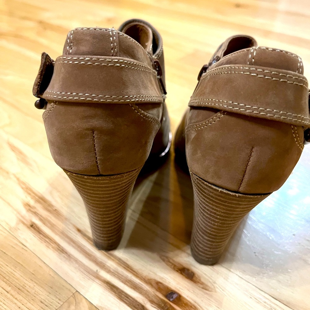 Sofft Stylish Tan Ankle Boots - Picture 2 of 6